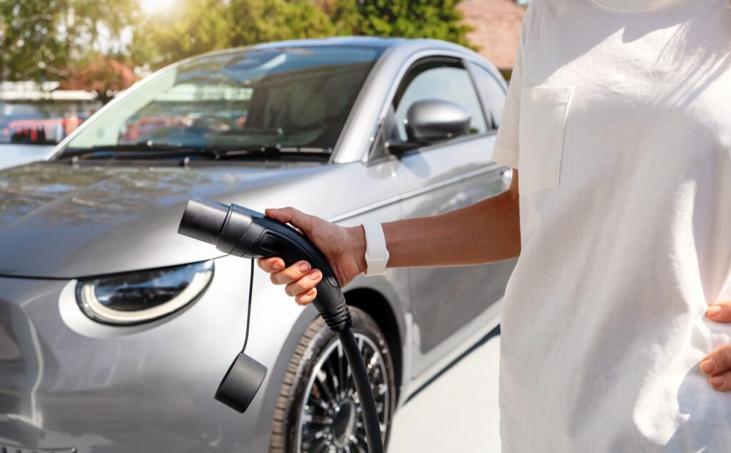 polnjenje, električni, avto, vozilo, polnilnica, roka