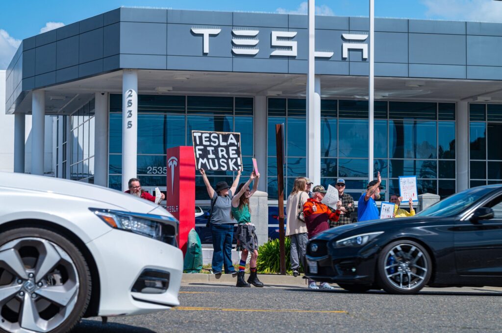 Tesla, protest, prodajalna, Elon Musk