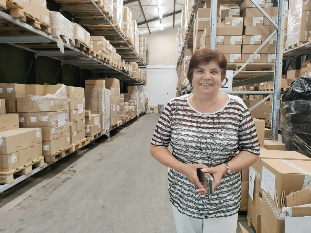 Herta Kosmina v enem od skladišč podjetja Biostile