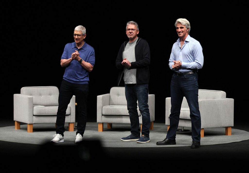 Generalni direktor Appla Tim Cook, višji podpredsednik za umetno inteligenco John Giannandrea in predsednik programske opreme Craig Federighi