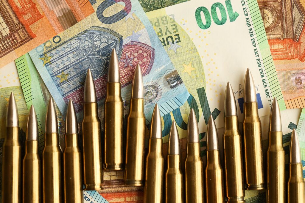 obrambna industrija, denar