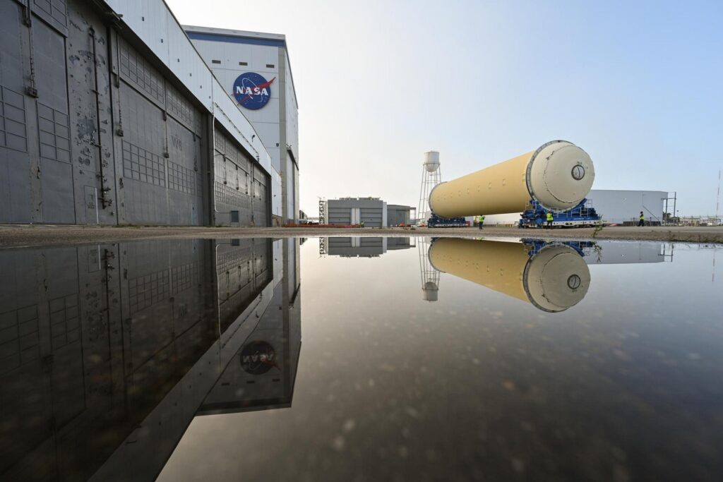 Rezervoar goriva, ki bo izstrelil Nasino misijo na Luno