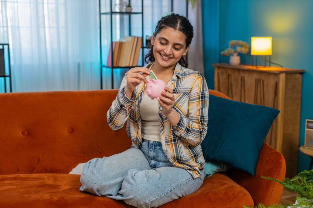 Mlada ženska varčuje