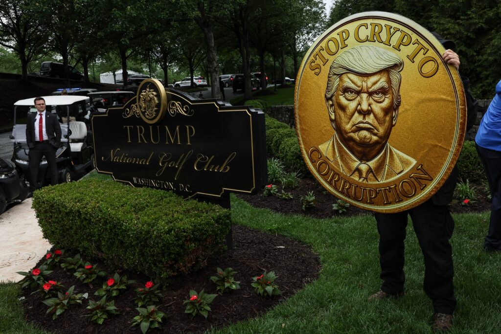 Protest pred Trumpovim golf igriščem