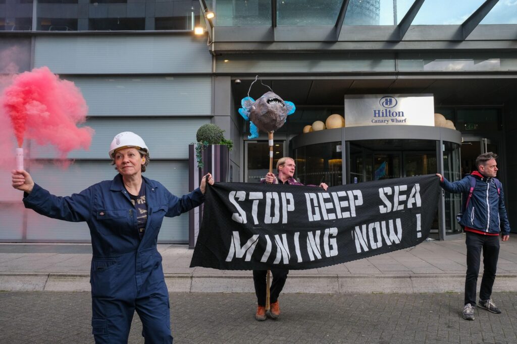 Protest proti globokomorskemu rudarjenju v Londonu