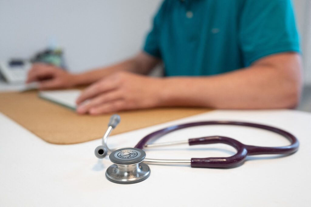 Zdravnik s stetoskopom