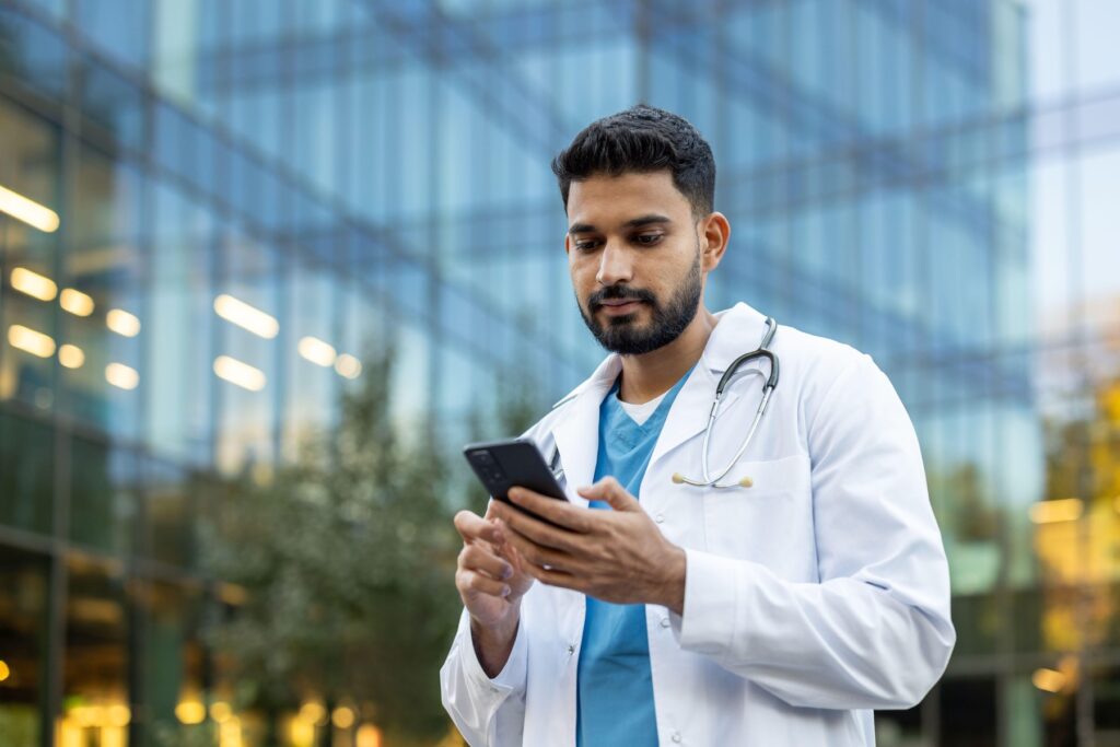 Zdravnik s telefonom