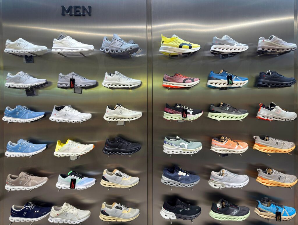 Polica s čevlji znamke On na Tajskem