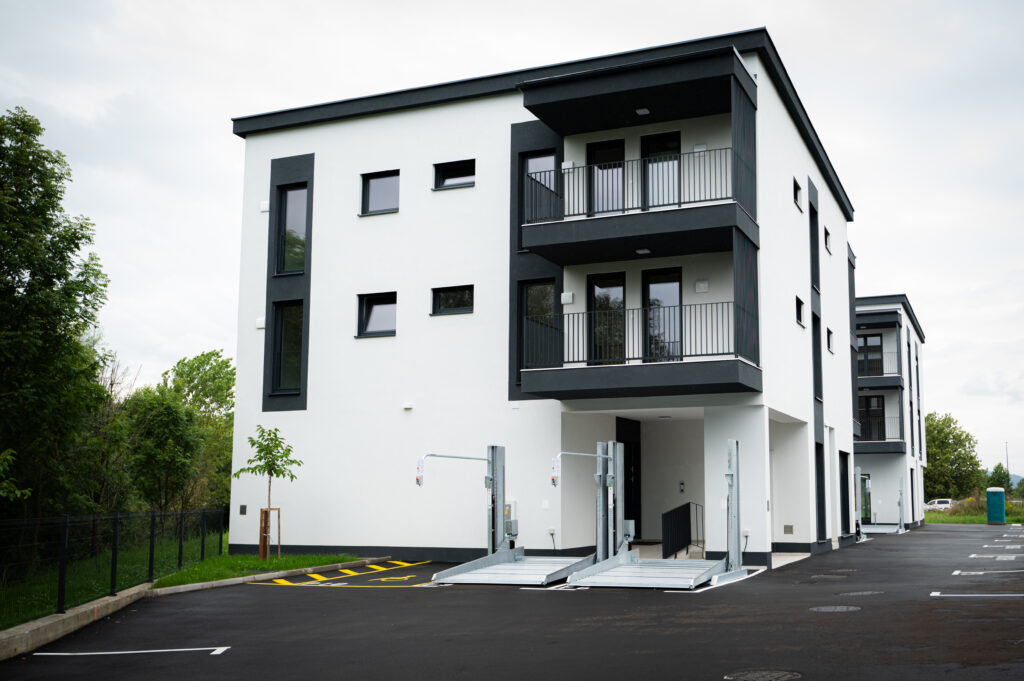 Parkirišče novogradnje na Škofljici