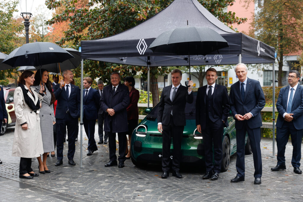 Emmanuel Macron in Robert Golob sta si ogledala prototip električnega twinga