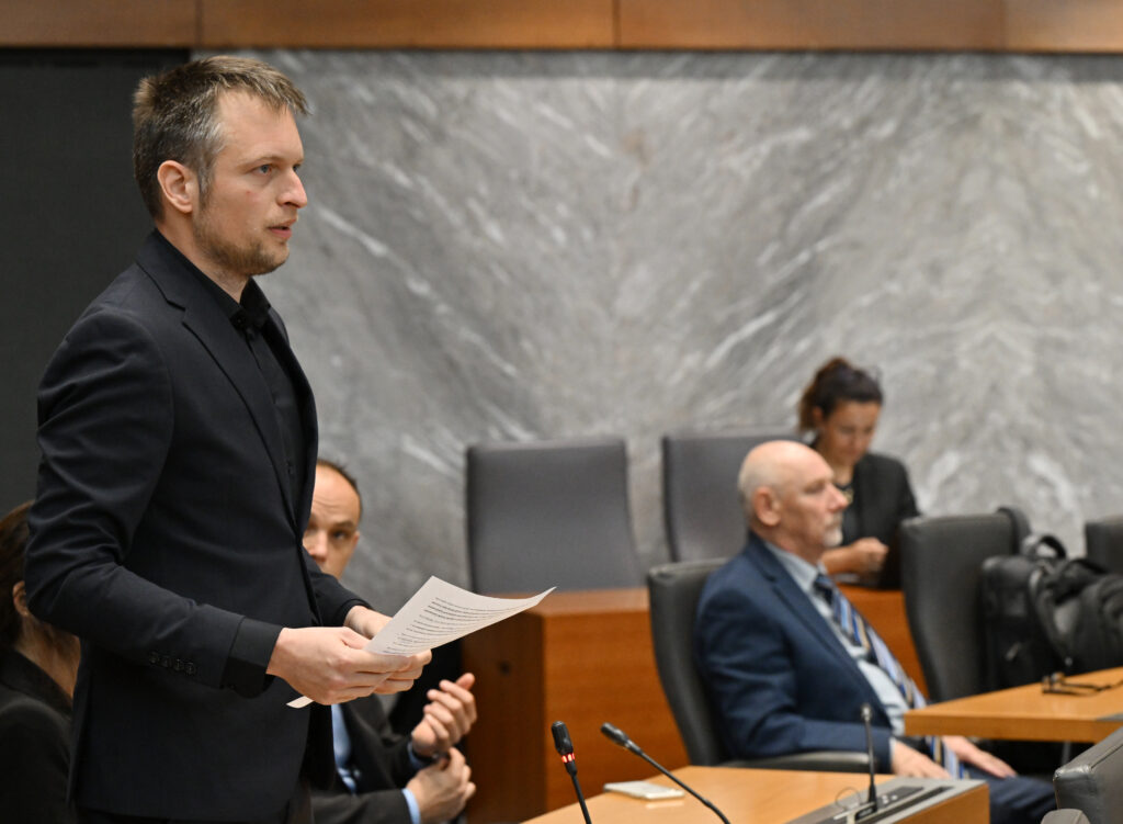 Nepovezani poslanec Tine Novak