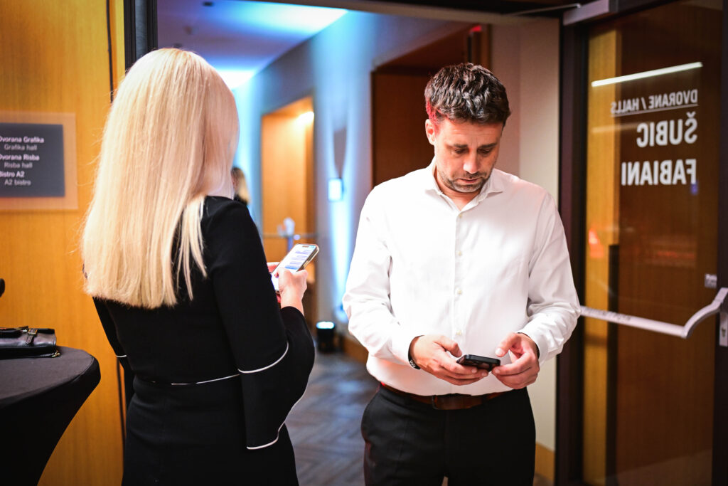 Odgovorna urednica N1 Slovenija Katja Šeruga in vodja marketinga Gregor Lednik