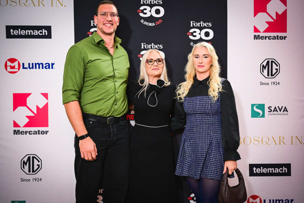 Odgovorna urednica N1 Slovenija Katja Šeruga in metalec diska Kristjan Čeh z ženo, metalko diska Anno Mario Orel