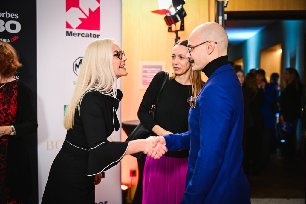 Direktorica in urednica N1 Slovenija Katja Šeruga z direktorico Javne agencije za knjigo Katjo Stergar