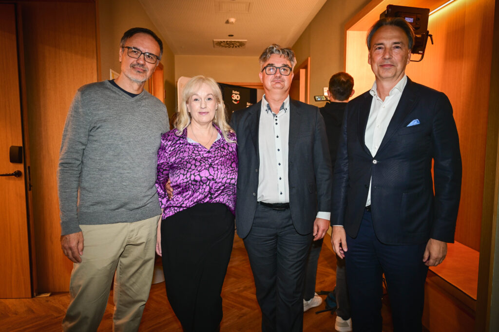 Pisatelj Kamenko Kesar, voditeljica Alenka Kesar, odgovorni urednik Podjetne Slovenije Goran Novkovič in predsednik poslovodstva Telemach Slovenije Tomislav Čizmić