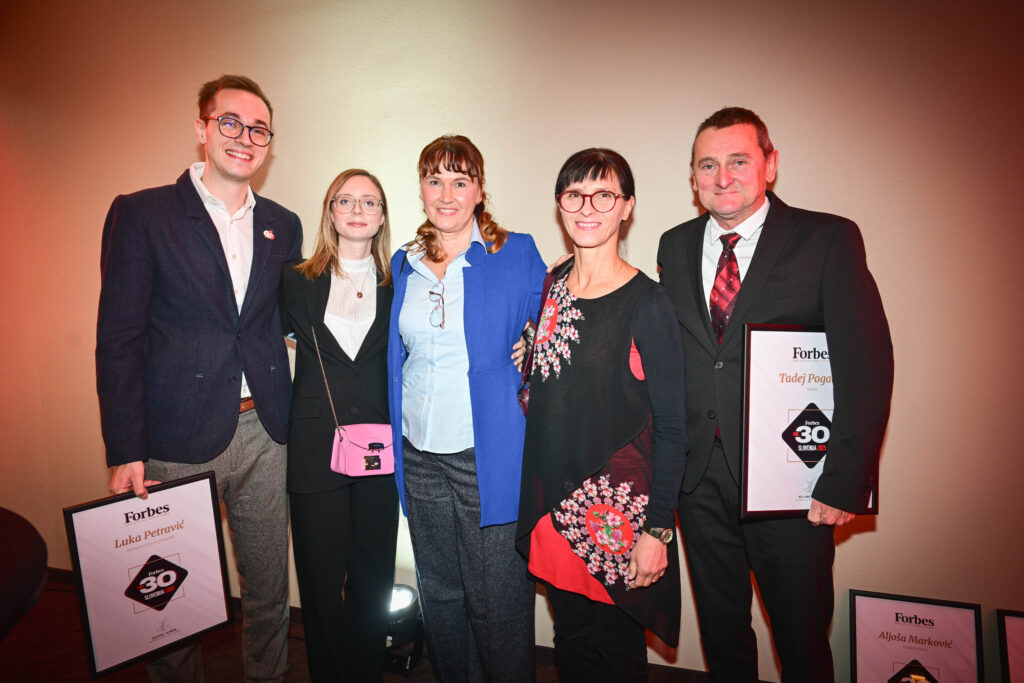 Luka Petravić, doktorski študent na Medicinski fakulteti UL (levo), in starša Tadeja Pogačarja, Marjeta in Mirko Pogačar (desno)