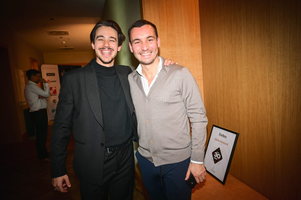 Pevec skupine Joker Out Bojan Cvjetićanin in Aljoša Marković, lastnik podjetja Etno restavracije