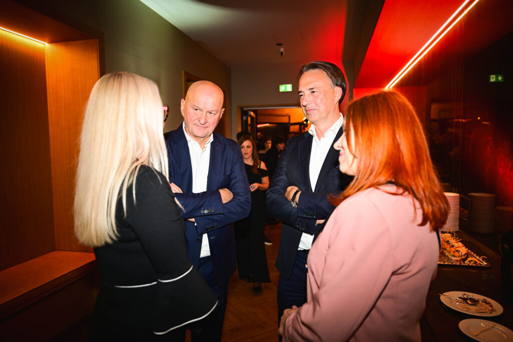 Večinski lastnik Bosquar Investa Stjepan Orešković v pogovoru s predsednikom poslovodstva Telemach Slovenije Tomislavom Čizmićem, direktorico ter urednico N1 Slovenija Katjo Šeruga (Foto: Marko Pigac)