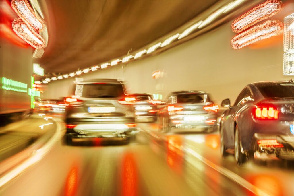 Avtomobili v predoru