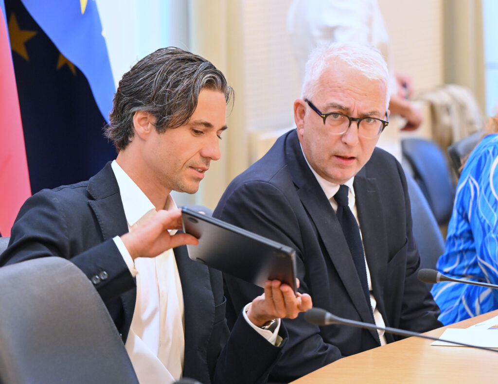 Minister za delo Luka Mesec in glavni izvršni direktor Gospodarske zbornice Slovenije (GZS) Mitja Gorenšček