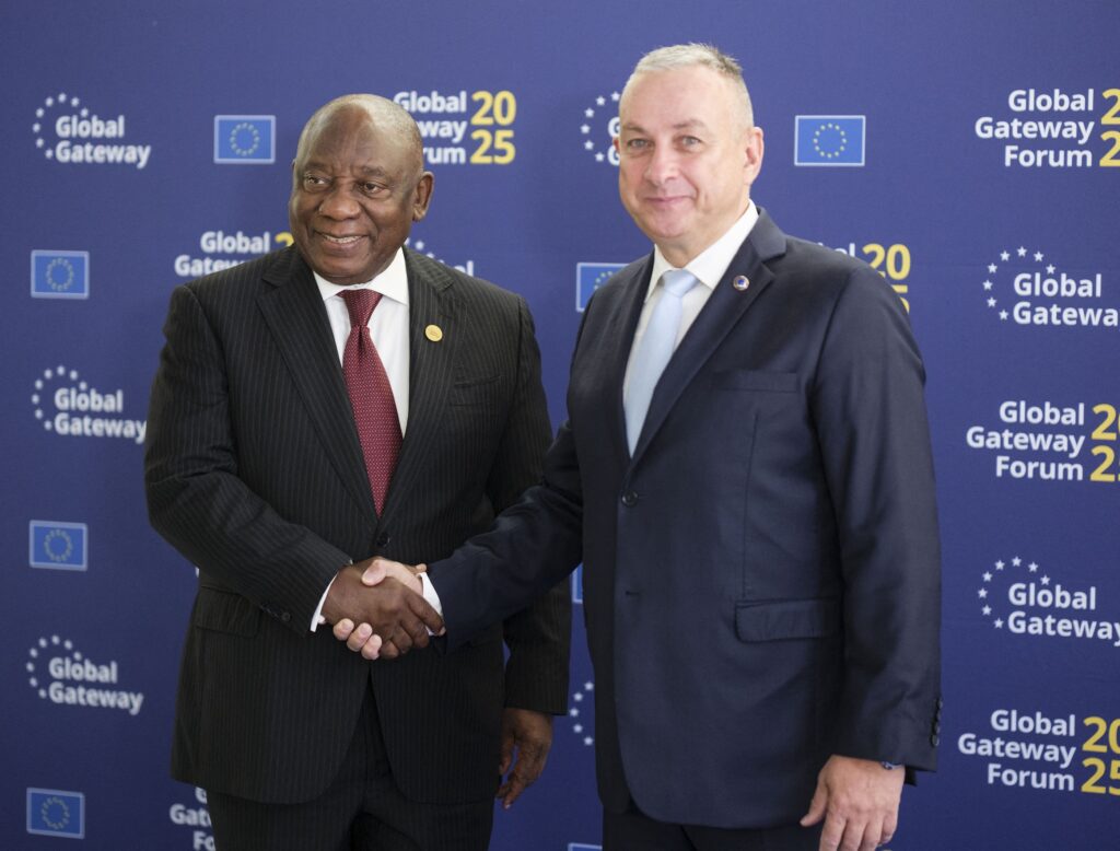 Južnoafri&scaron;ki predsednik Cyril Ramaphosa in evropski komisar za mednarodna partnerstva Jozef Sikela