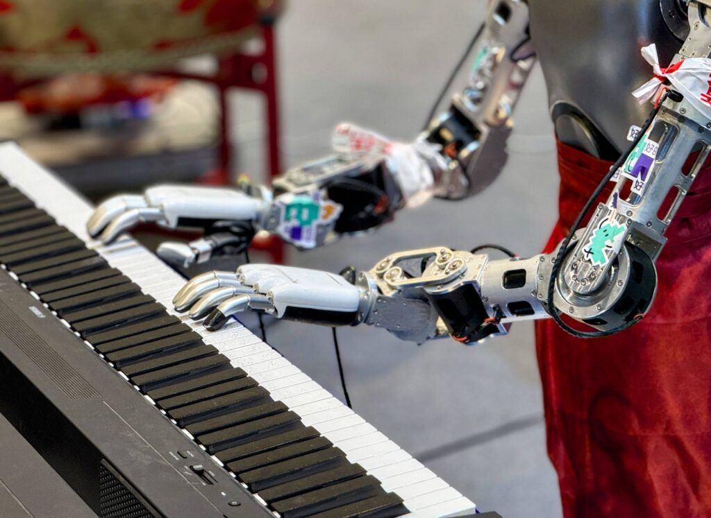 Robot igra na klavir