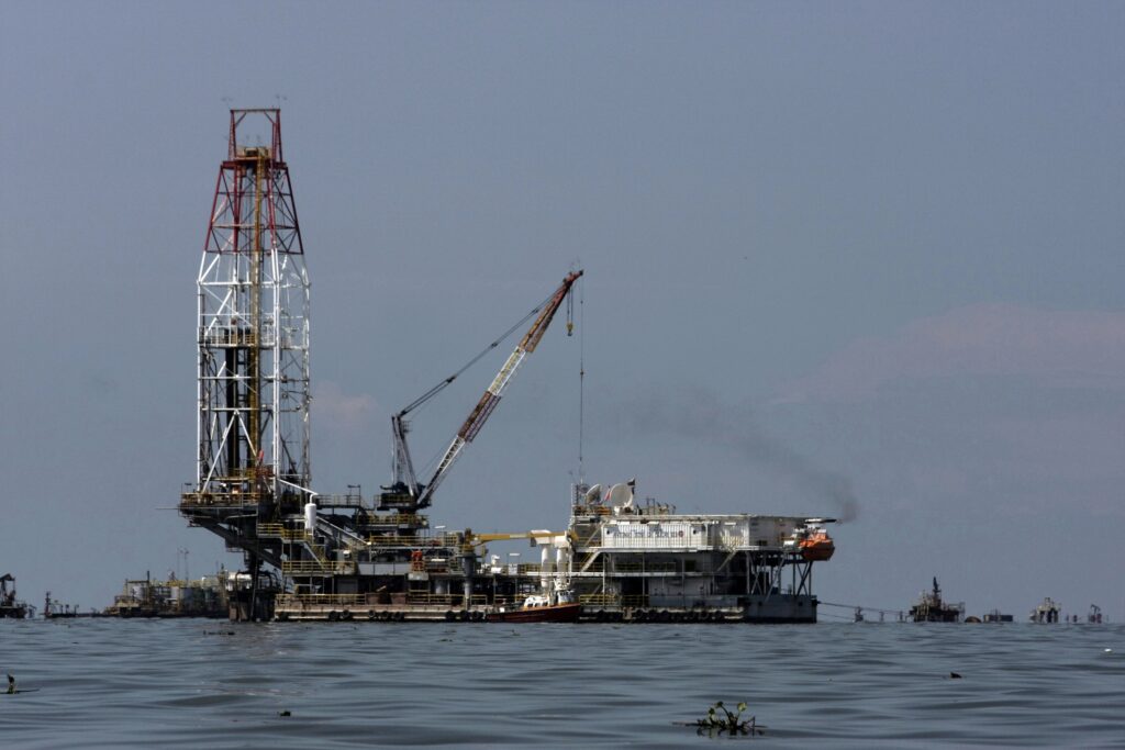 Naftna plo&scaron;čad na jezeru Maracaibo v Venezueli