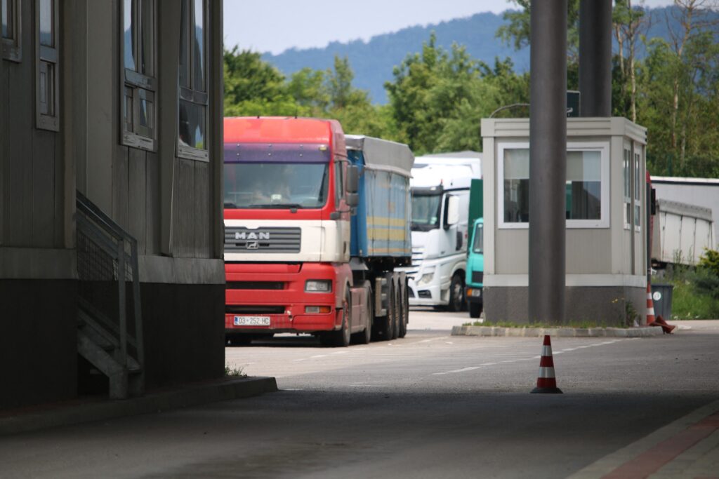 tovornjaki, meja, mejni prehod, Srbija, prevozniki