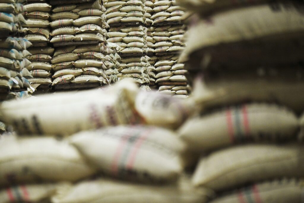 Vreče kave v kolumbijskem skladišču