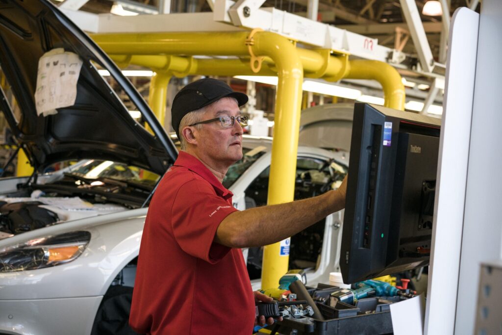 Delavec v tovarni Aston Martin