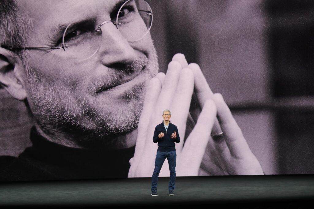 Glavni izvr&scaron;ni direktor Appla Tim Cook, v ozadju Steve Jobs
