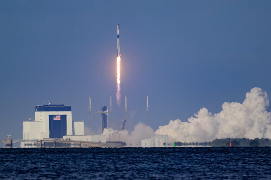 Izstrelitev SpaceX-ove rakete Falcon 9, ki nosi satelite Starlink