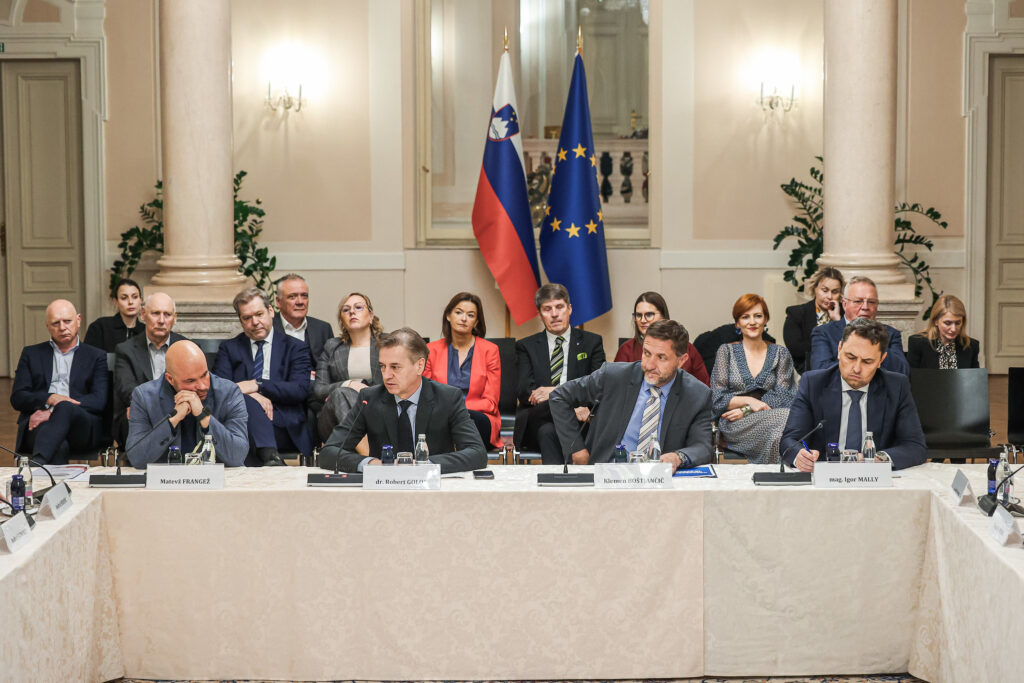 Okrogla miza o ključnih izzivih in priložnostih slovenskega gospodarstva, ki jo je sklical predsednik vlade Robert Golob