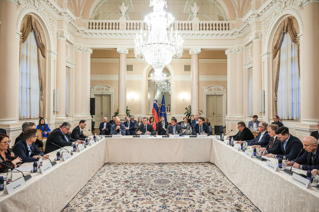 Okrogla miza o ključnih izzivih in priložnostih slovenskega gospodarstva, ki jo je sklical predsednik vlade Robert Golob