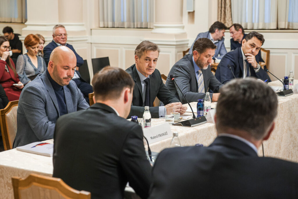 Okrogla miza o ključnih izzivih in priložnostih slovenskega gospodarstva, ki jo je sklical predsednik vlade Robert Golob