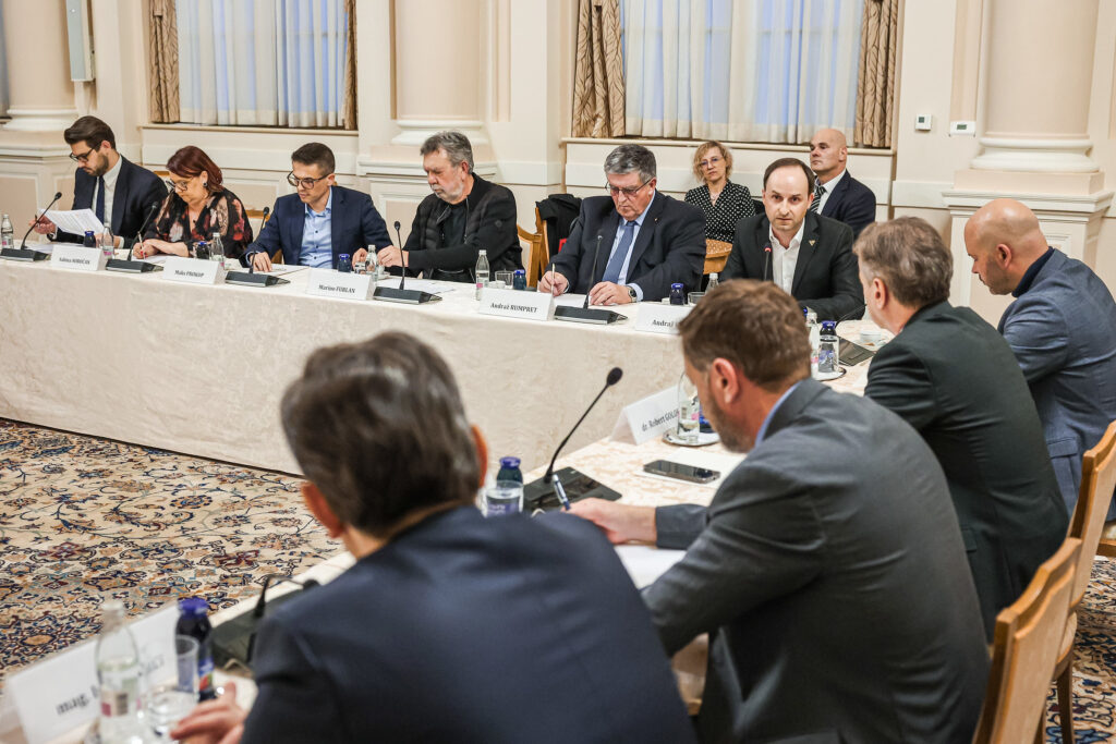 Okrogla miza o ključnih izzivih in priložnostih slovenskega gospodarstva, ki jo je sklical predsednik vlade Robert Golob