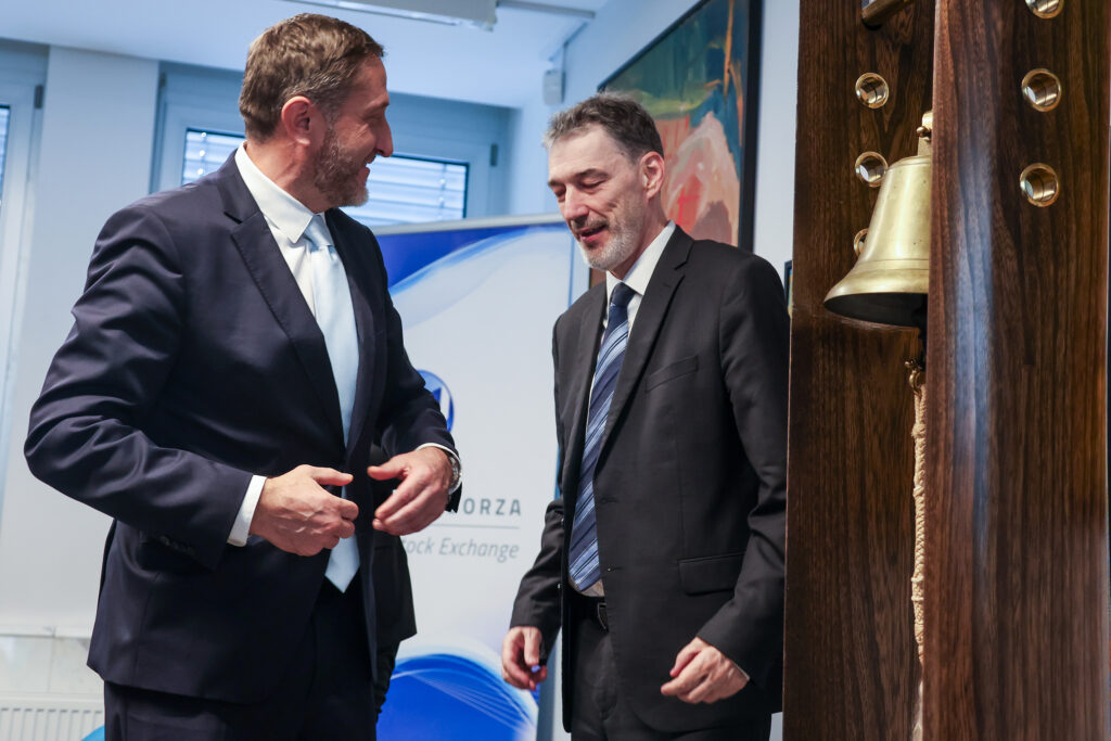 Predsednik uprave Vzajemne Matija &Scaron;enk in minister za finance Klemen Bo&scaron;tjančič