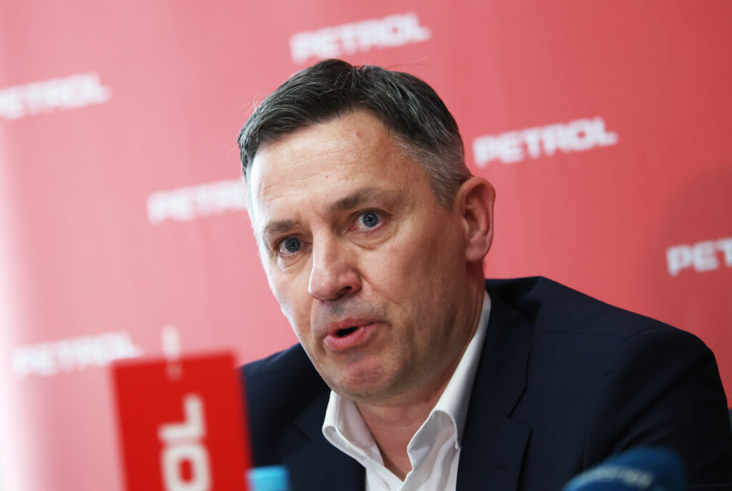 Drago Kav&scaron;ek, Petrol