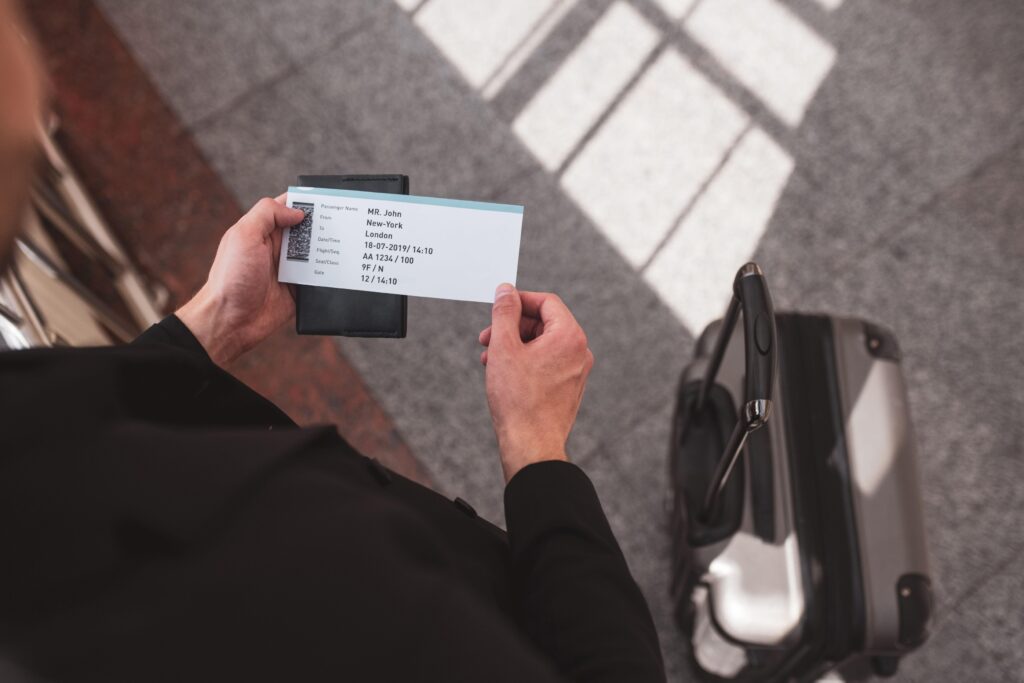 letalska karta, vozovnica, letalo, letali&scaron;če, potovanje, kovček