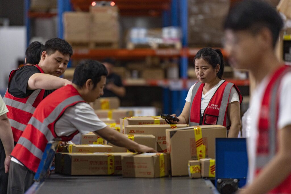 JD.com, JDL, paketi, kitajski trgovec, delavci, skladi&scaron;če