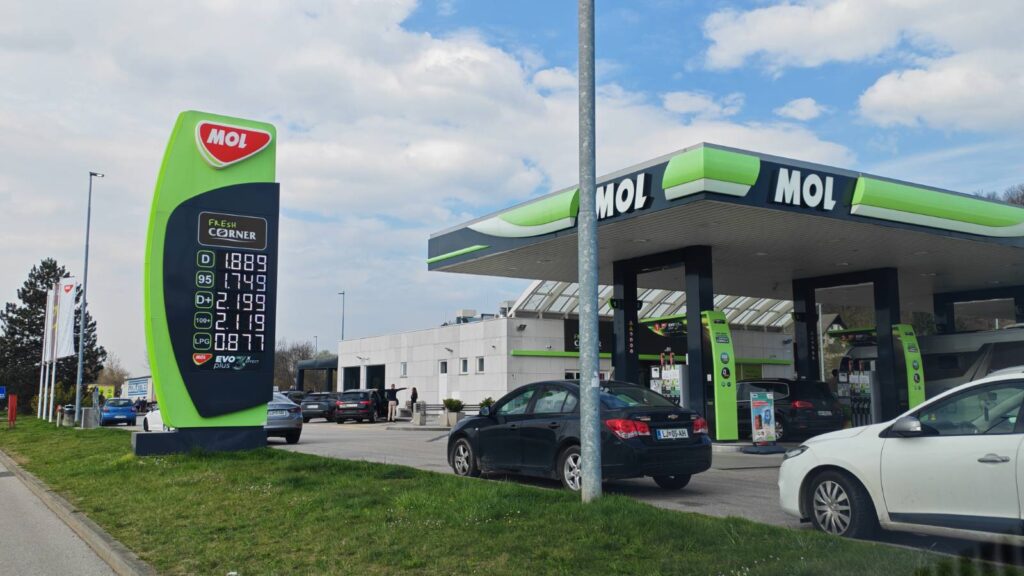 Mol, bencinska črpalka, avtocesta