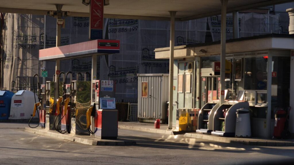 Petrol, bencinski servis, Jesenice zahod