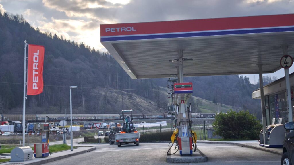 Jesenice vzhod, Petrol, bencinski servis