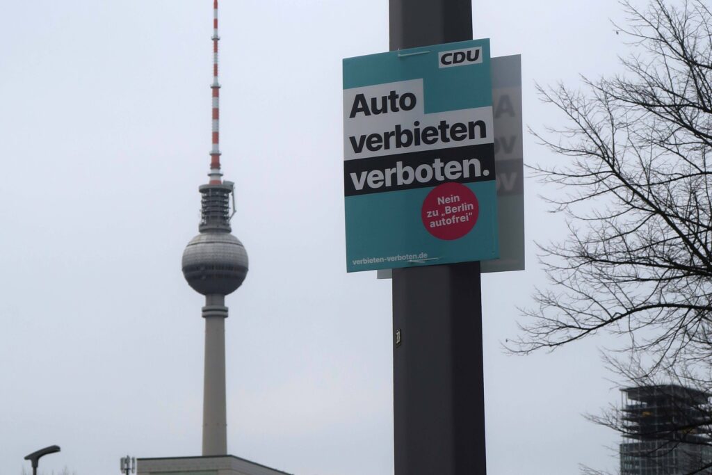 Plakat stranke CDU o prepovedi avtomobilov v središču Berlina