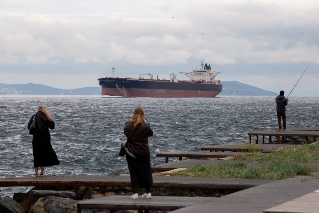 Naftni tanker v tur&scaron;ki ožini Bospor