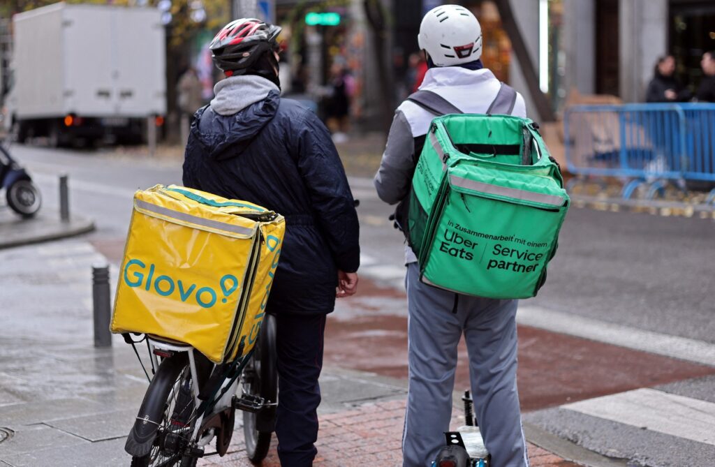 Dostavljavca platform Glovo in Uber Eats