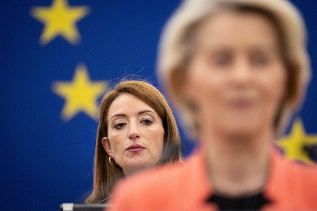 Predsednica Evropskega parlamenta Roberta Metsola spremlja govor predsednice Evropske komisije Ursule von der Leyen