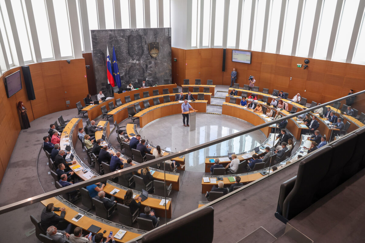 Opozicija med razpravo o noveli zakona o gospodarskih družbah opozarja na “podtaknjenca” v zakonodaji