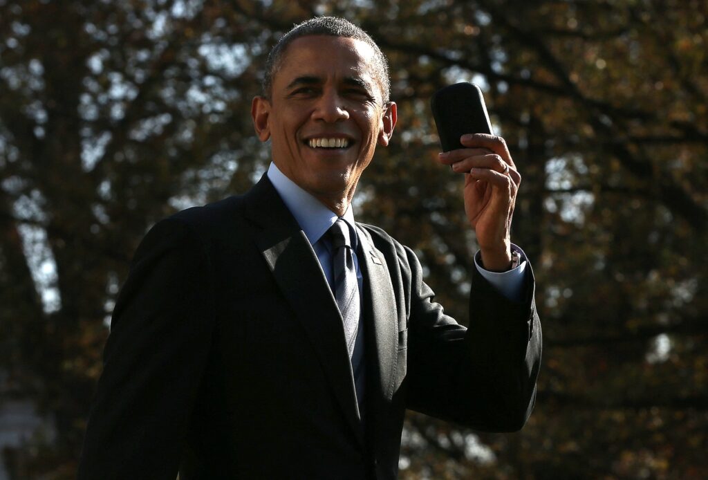 Nekdanji ameri&scaron;ki predsednik Barack Obama s telefonom BlackBerry