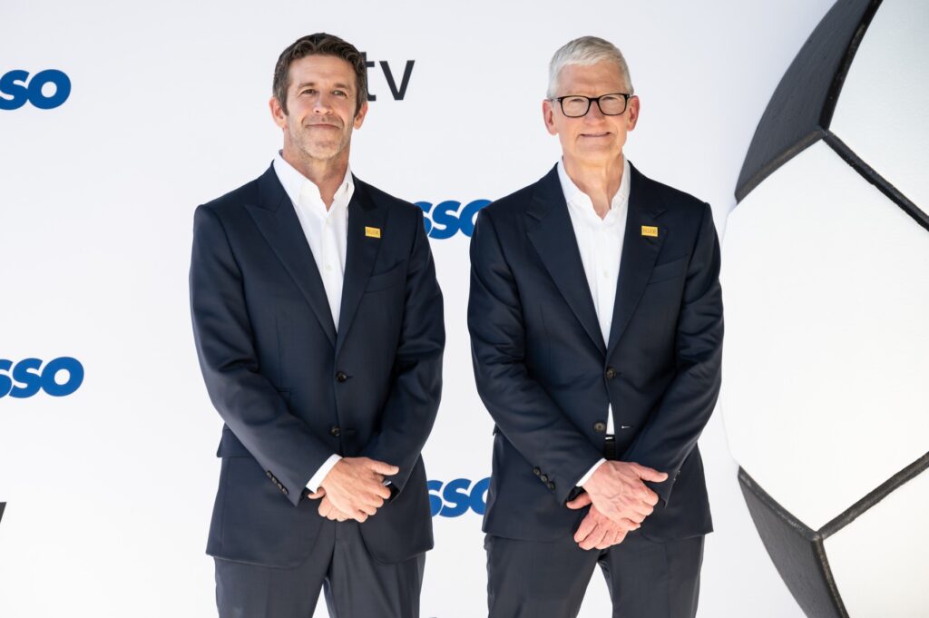 Novi glavni izvr&scaron;ni direktor Appla John Ternus in njegov predhodnik Tim Cook